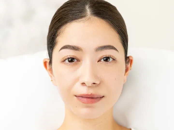 毛流れが整うと、薄いと思っていた眉も”濃さ”が際立ちます。立体的で美しい眉に。眉アートメイク前に、ここまで仕上げる事でアートメイク後の眉イメージが明確にわかります。