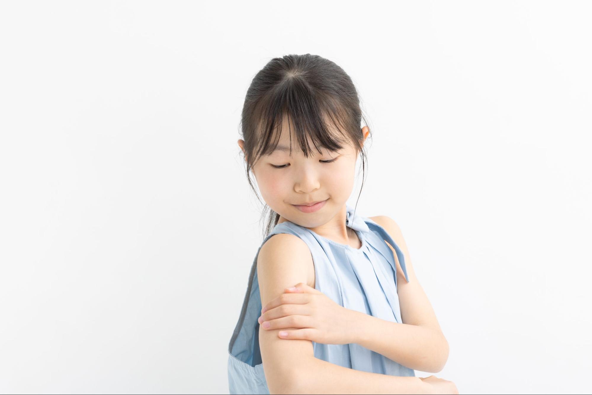 腕を気にする小学生