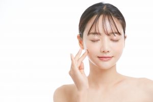 顔を触る女性