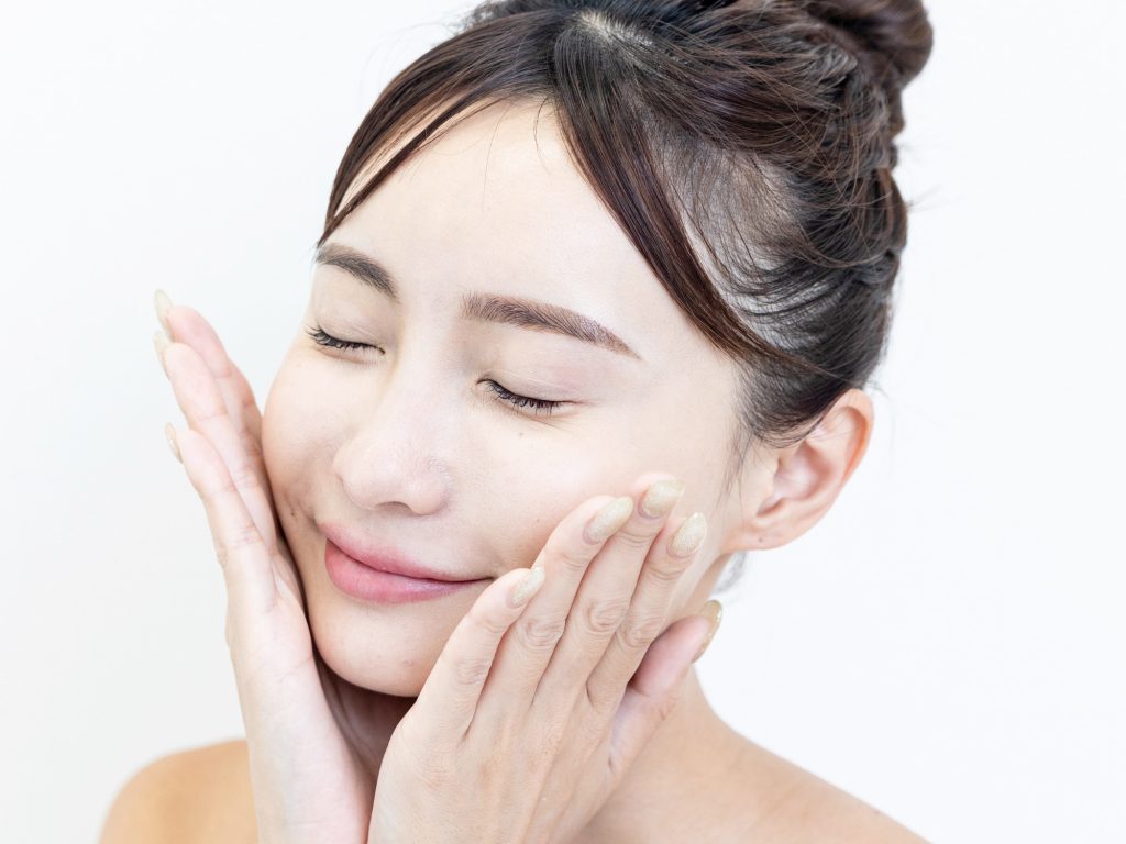 40代の顔脱毛に医療脱毛が向いている理由|脱毛するメリットや注意点も解説