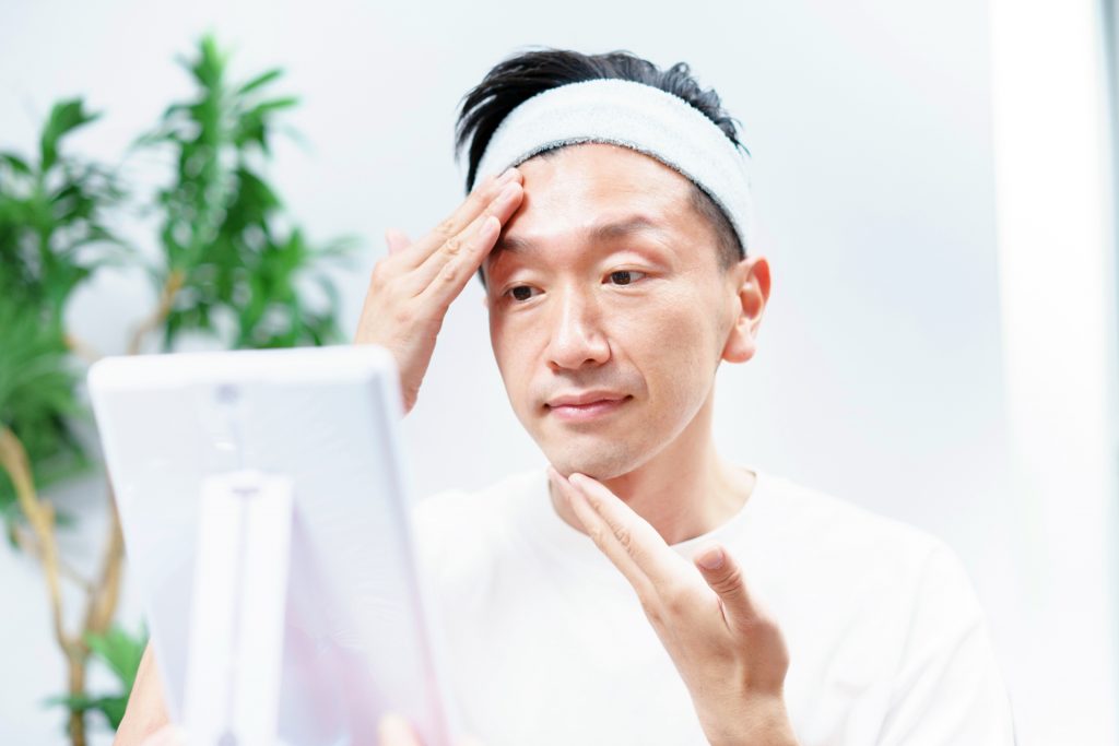 肌のケアをする男性