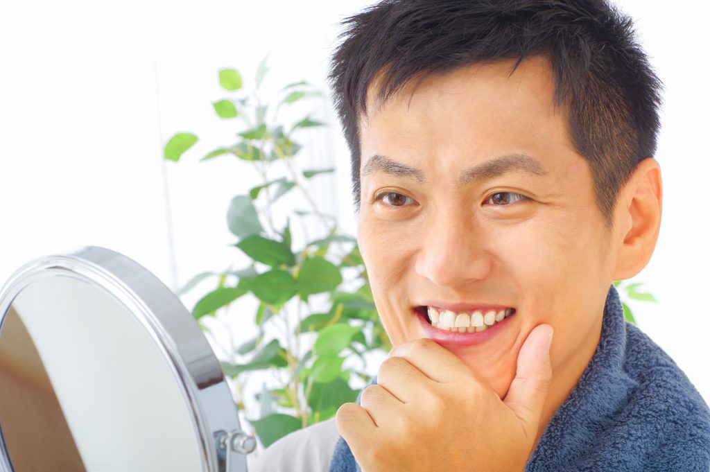 髭剃りを確認する男性