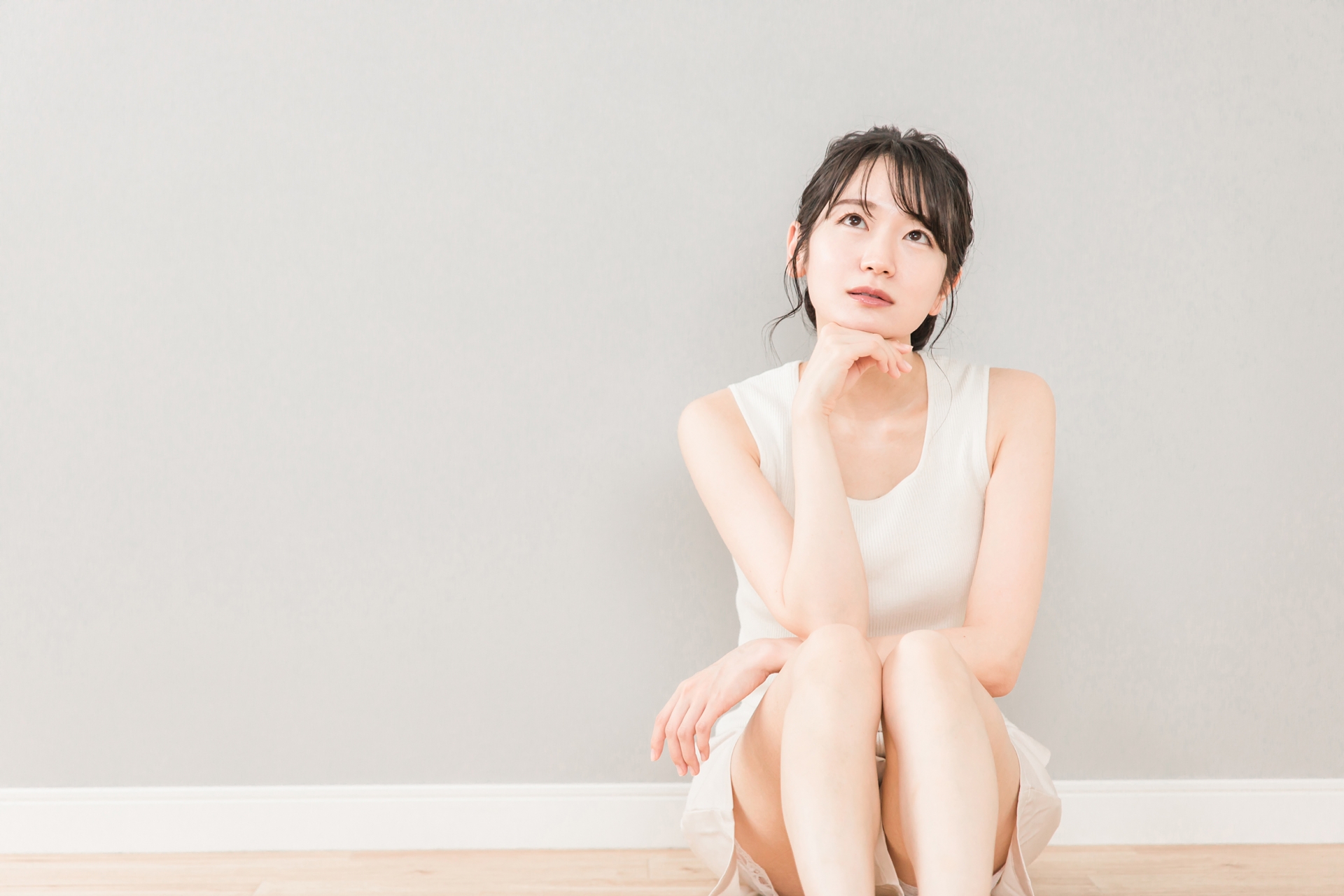 考える女性