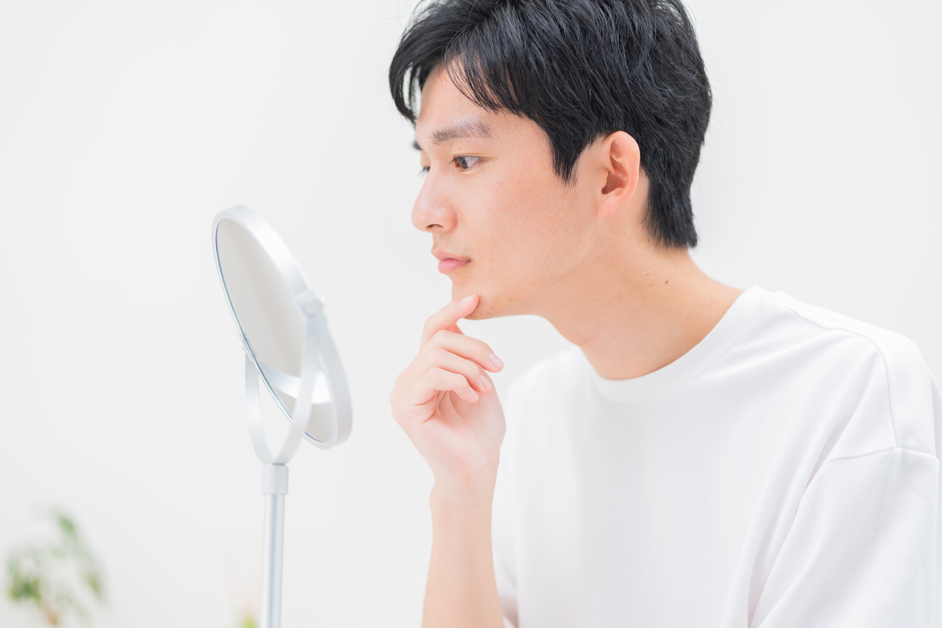 鏡を見る男性