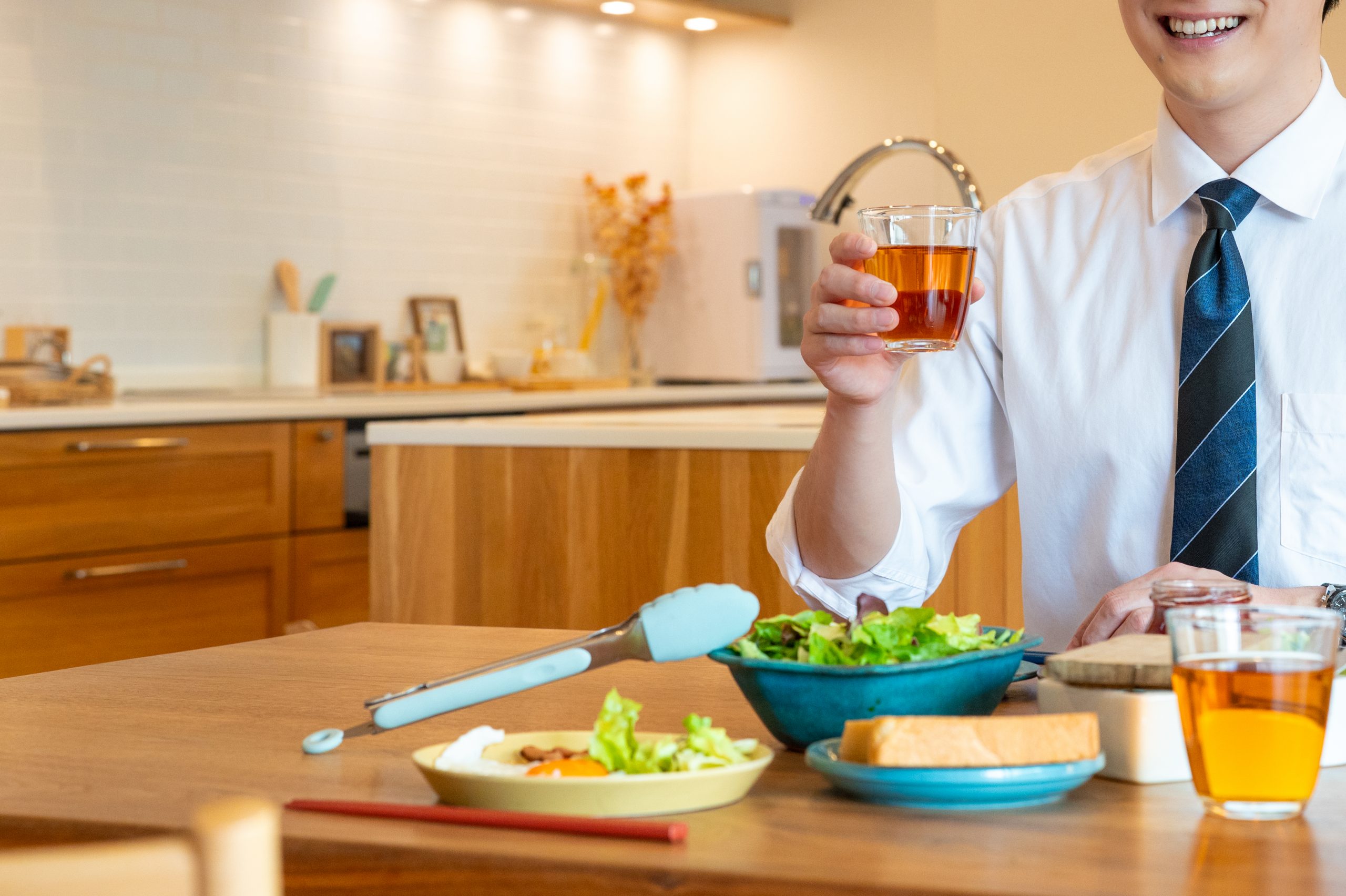 朝食を食べる日本人男性サラリーマン