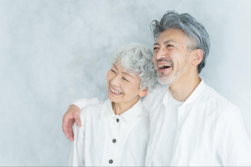 白髪のヒゲ脱毛はレーザー脱毛ではできない?ヒゲが白髪になる原因やニードル脱毛の仕組みを解説