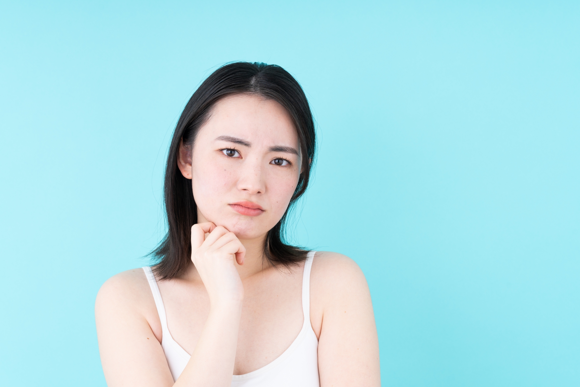 悩む若い女性