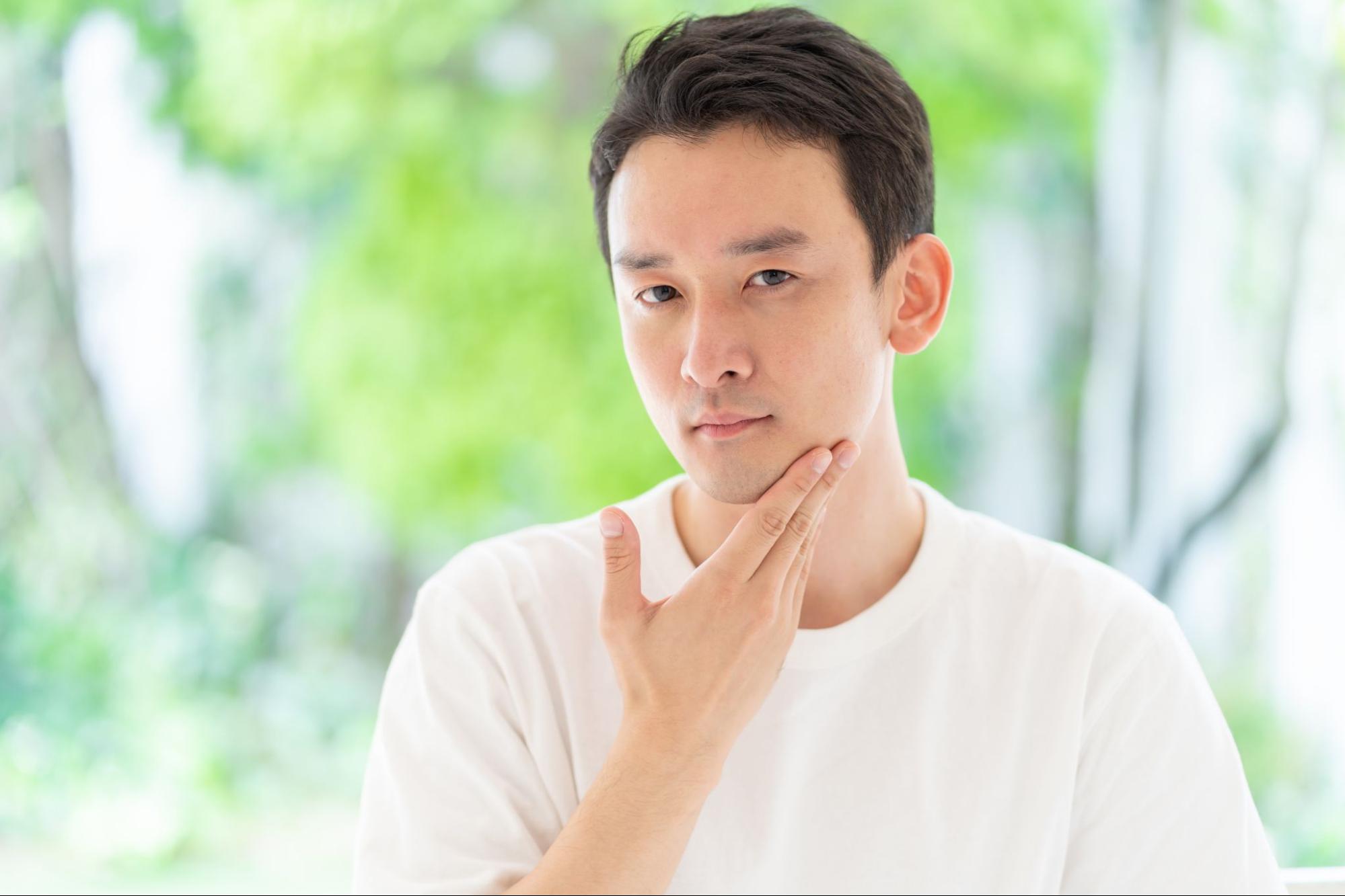 スキンケアをする男性