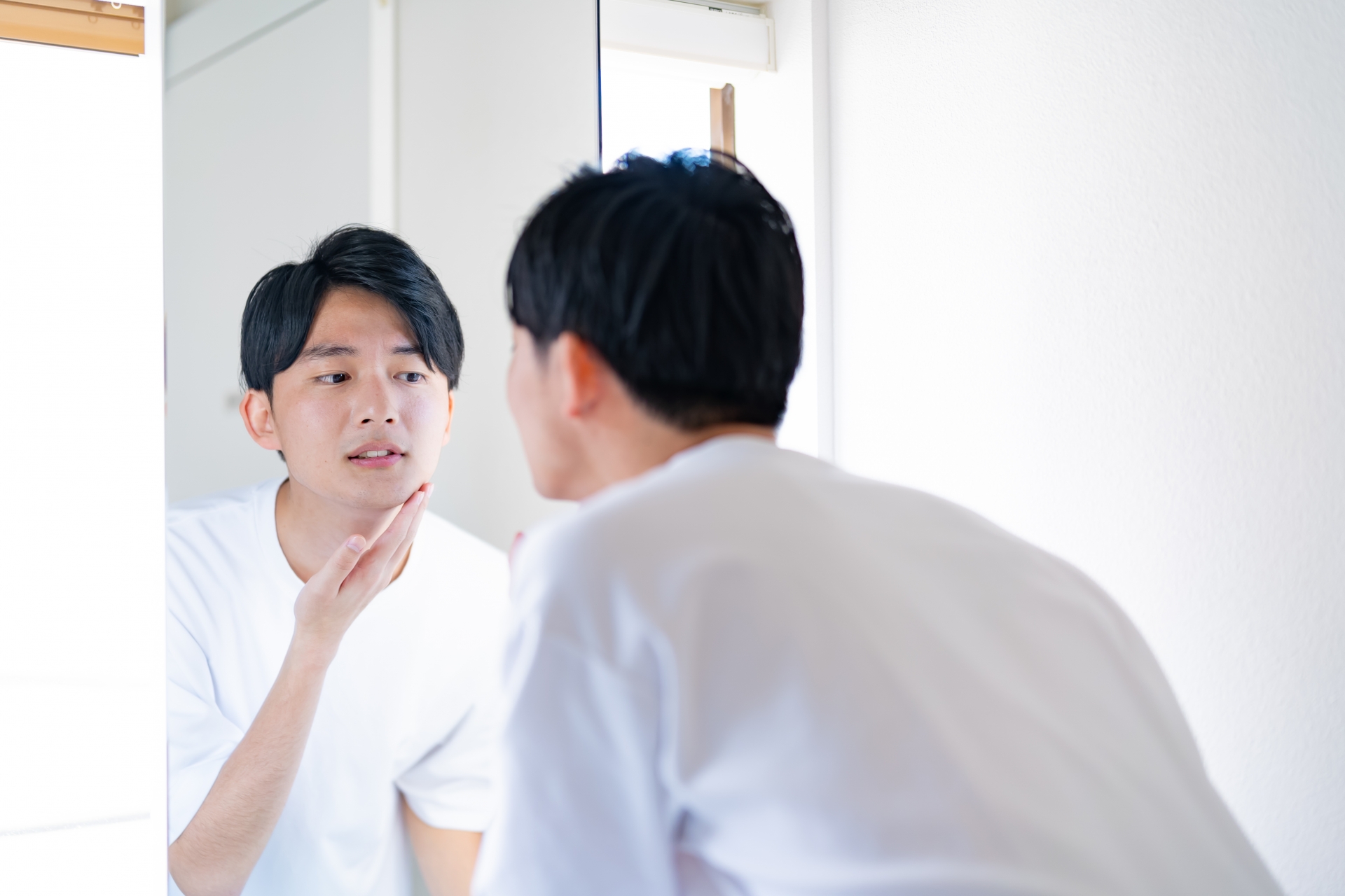 顔に触れる男性