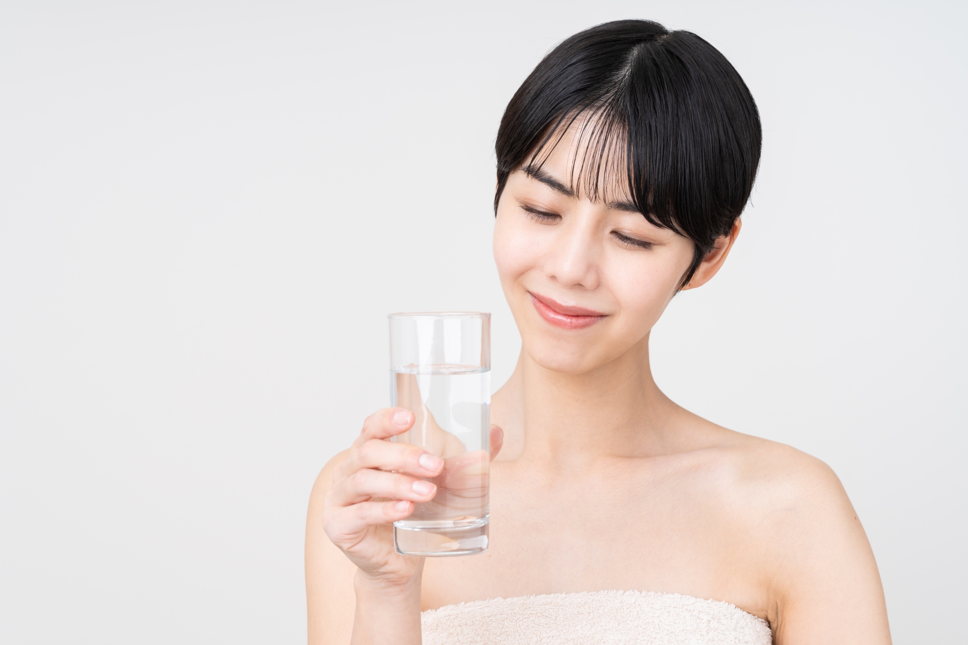 水を飲む女性