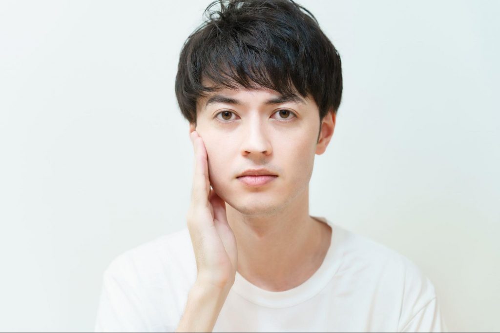 顔を触る男性