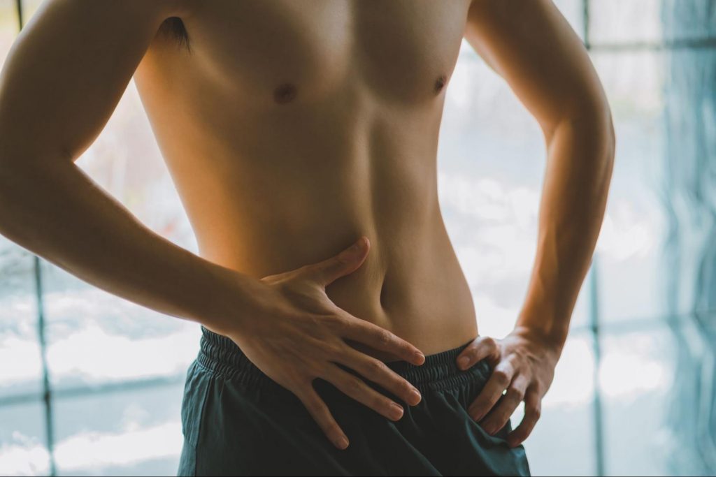 腹毛のない男性