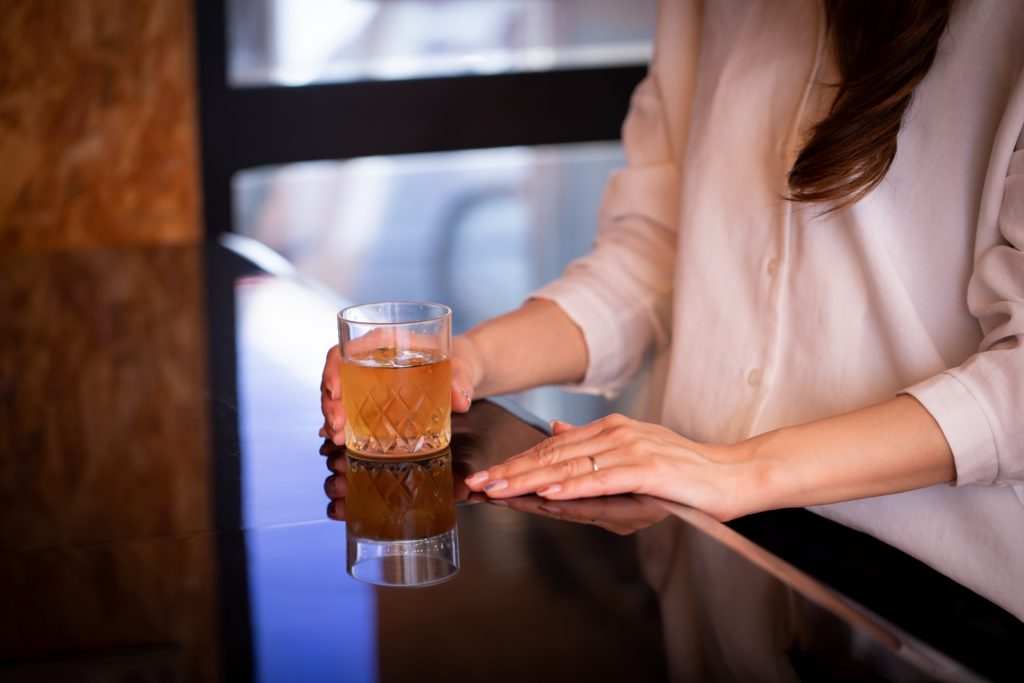 脱毛前や脱毛後の飲酒がNGな理由|脱毛効果への影響や飲酒してしまった場合の対処法を解説