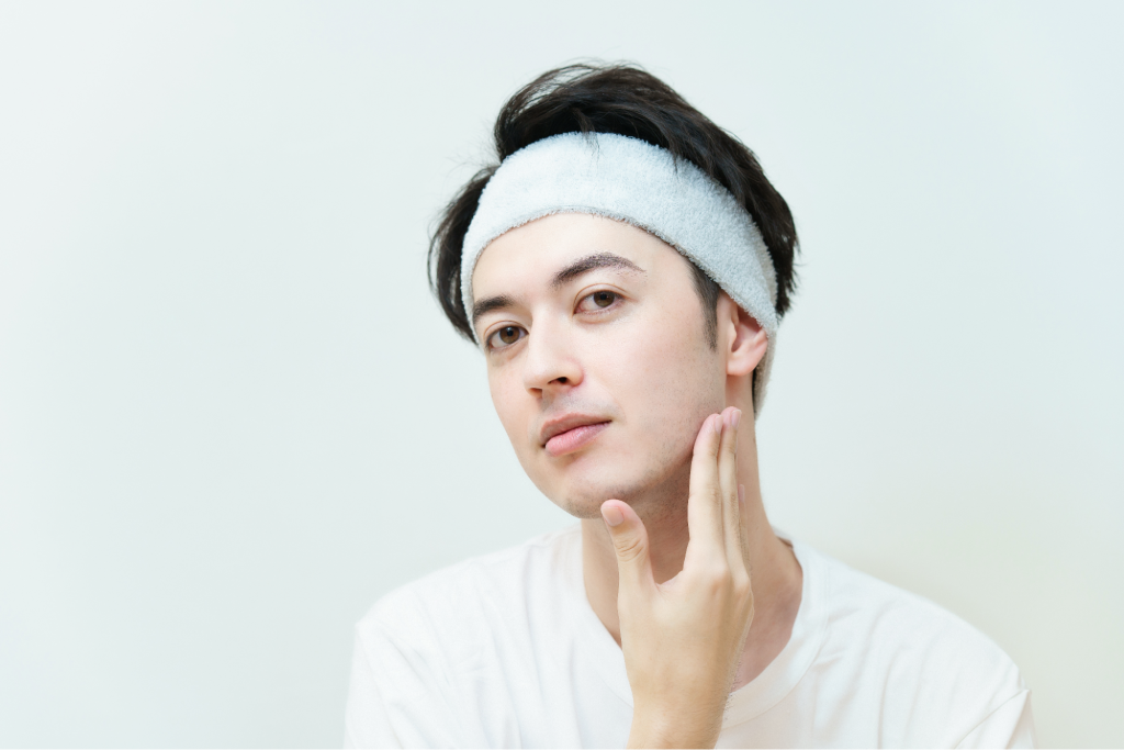 スキンケアをする男性