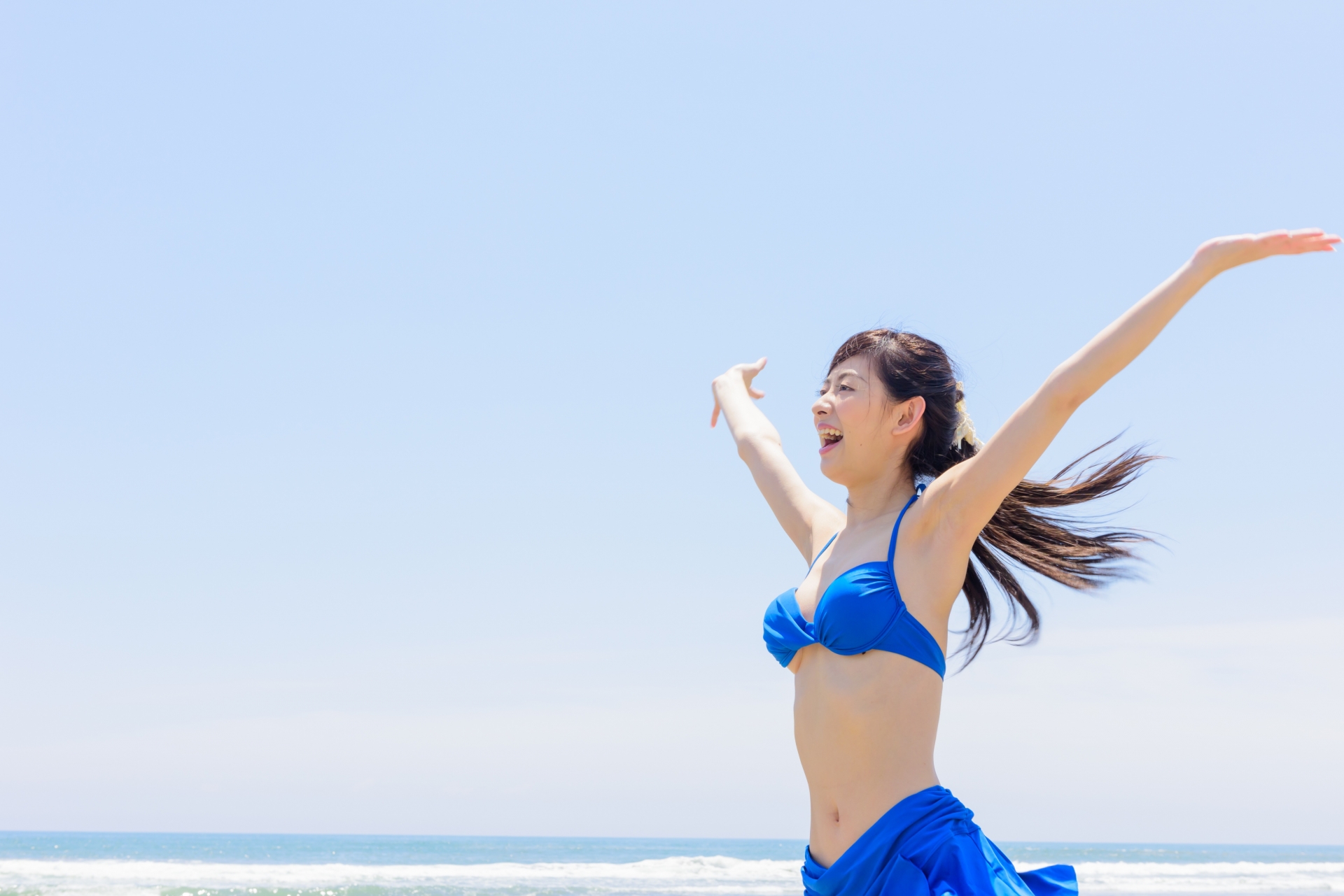  ビーチで遊ぶ女性