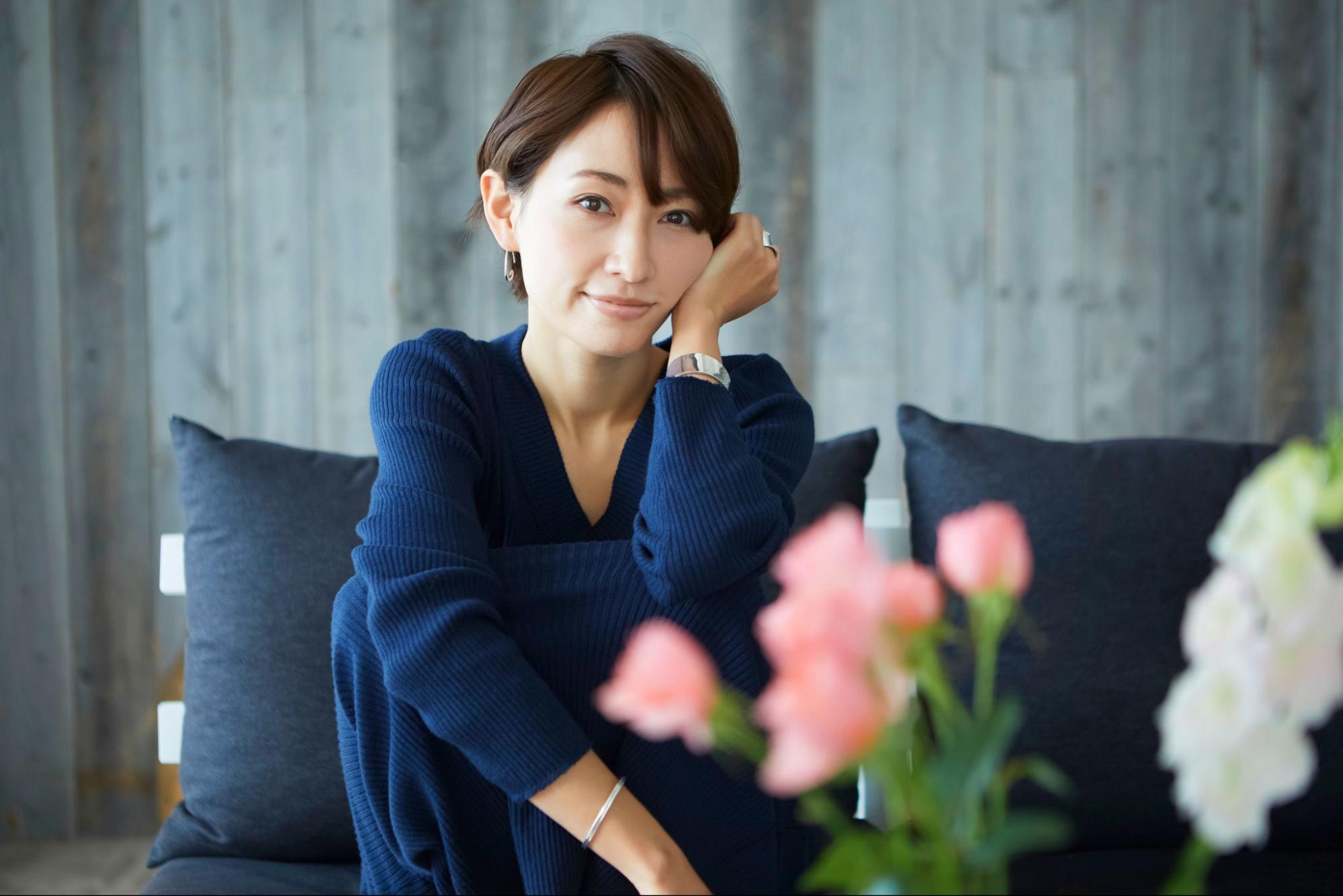 座る女性