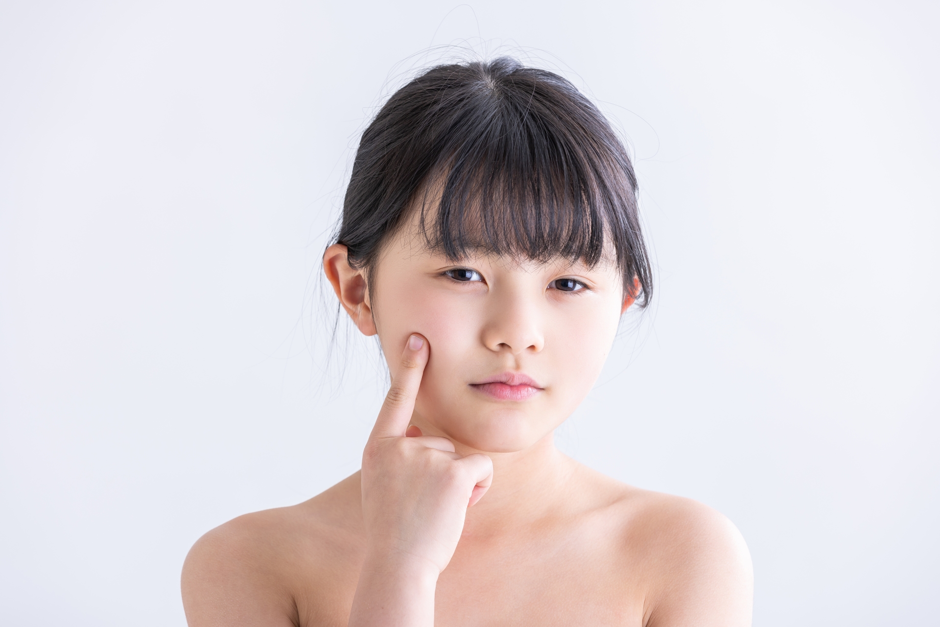 顔を触る子ども
