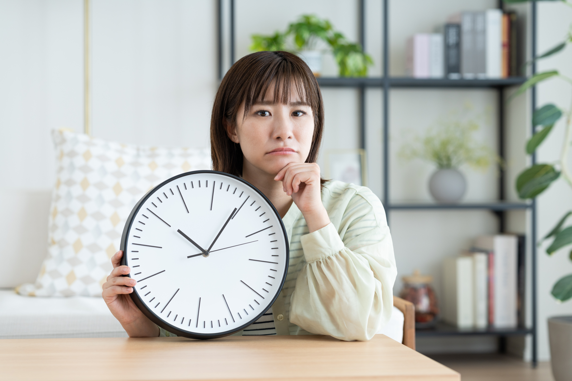 時計を持つ女性