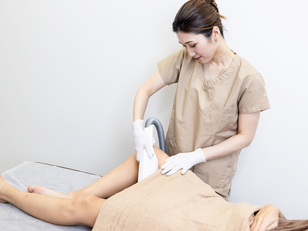 脱毛施術中の女性