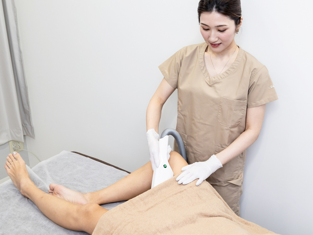 脱毛施術中の女性