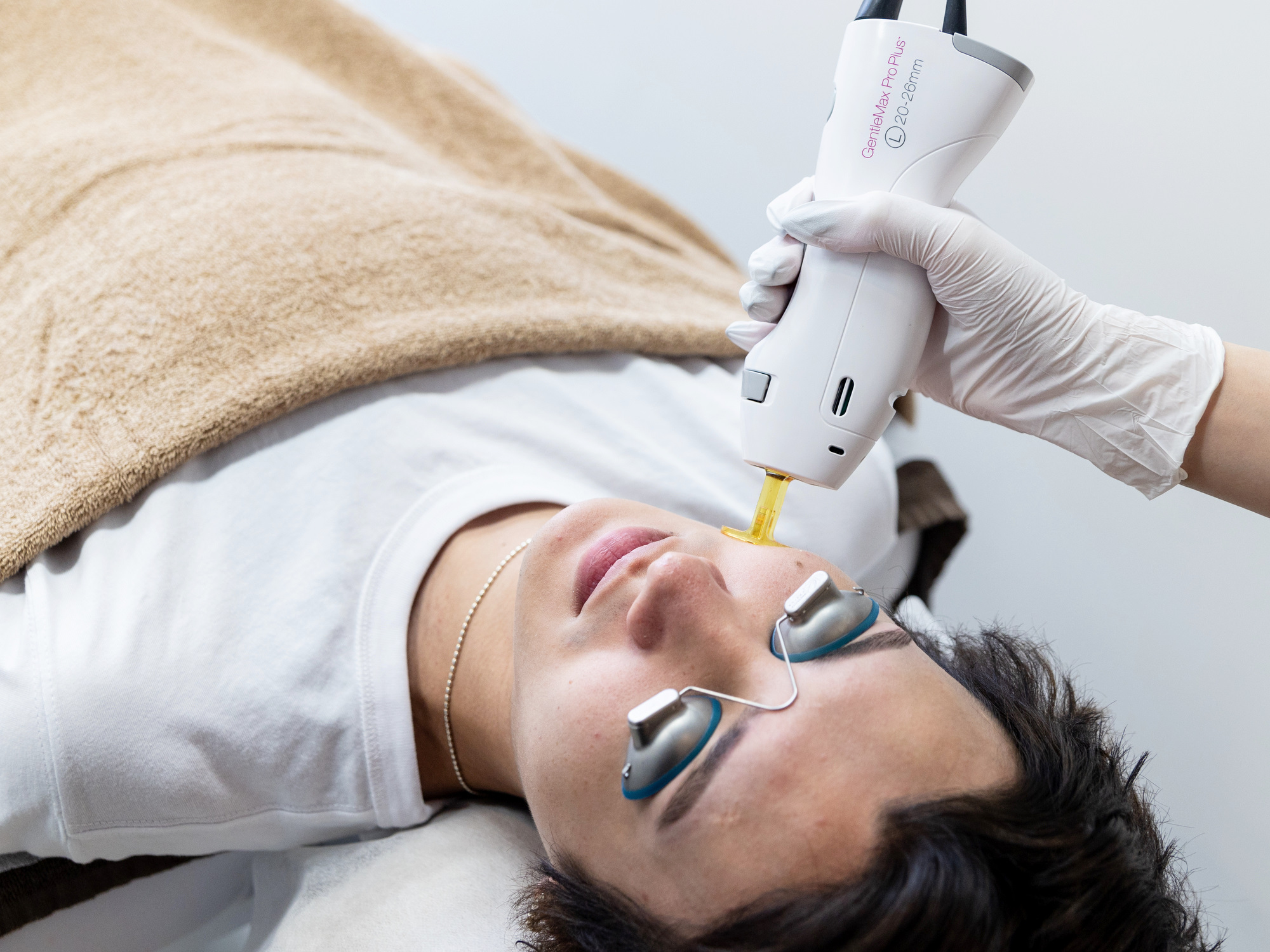 脱毛施術中の男性