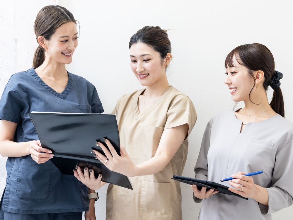クリニックのスタッフが打ち合わせする様子