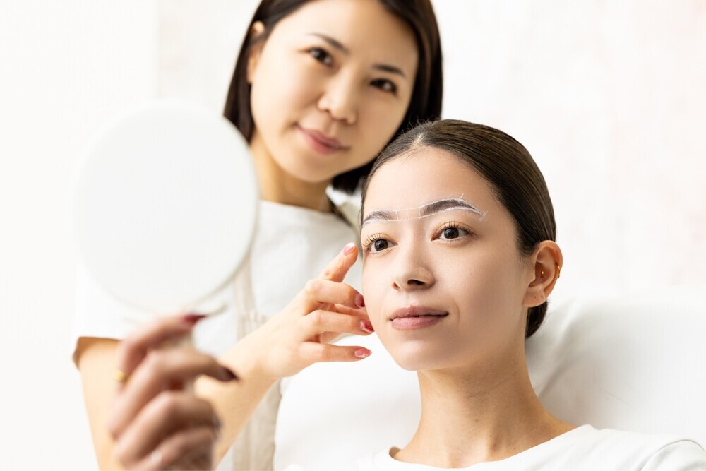 アートメイク施術中