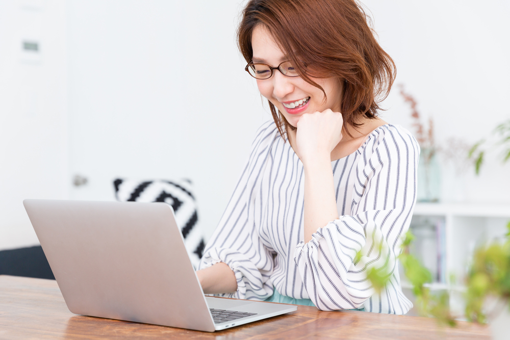 パソコンを操作する女性