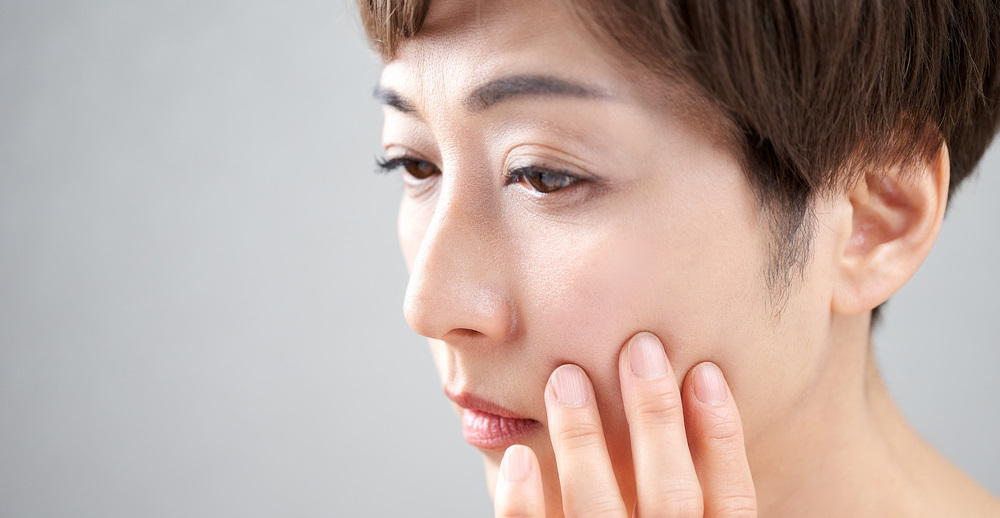 女性が肌を気にする様子