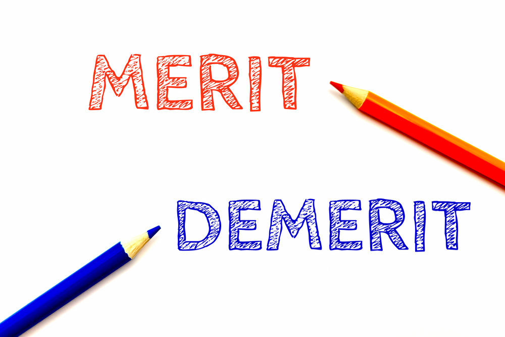 赤と青の鉛筆でメリット・デメリットと書かれている画像