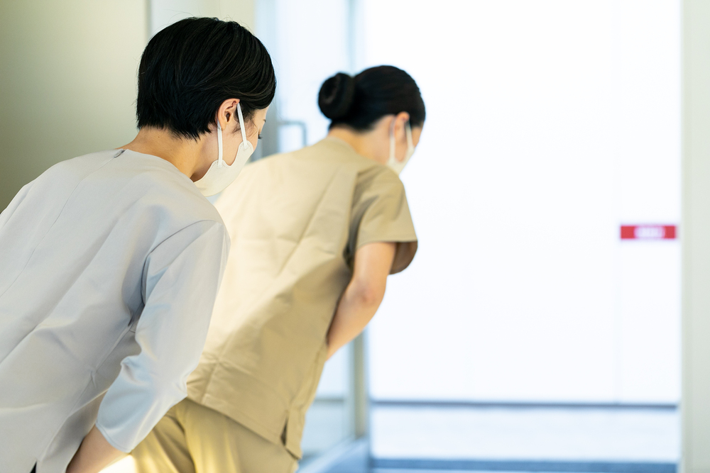 スタッフがお辞儀している場面