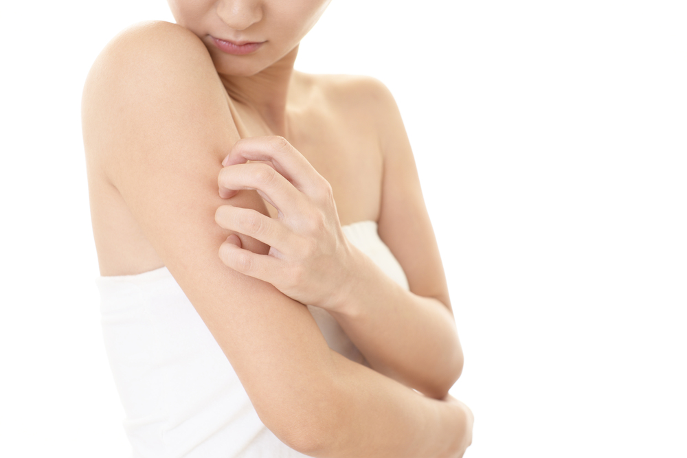 腕を気にする女性