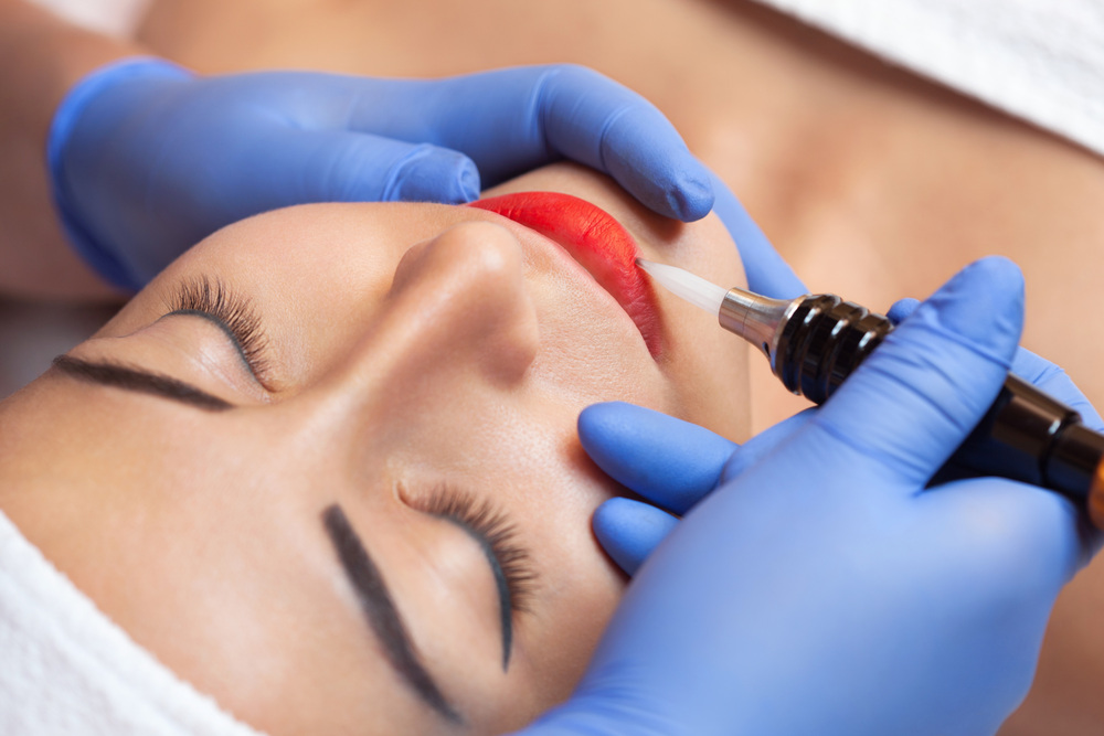 アートメイク施術中