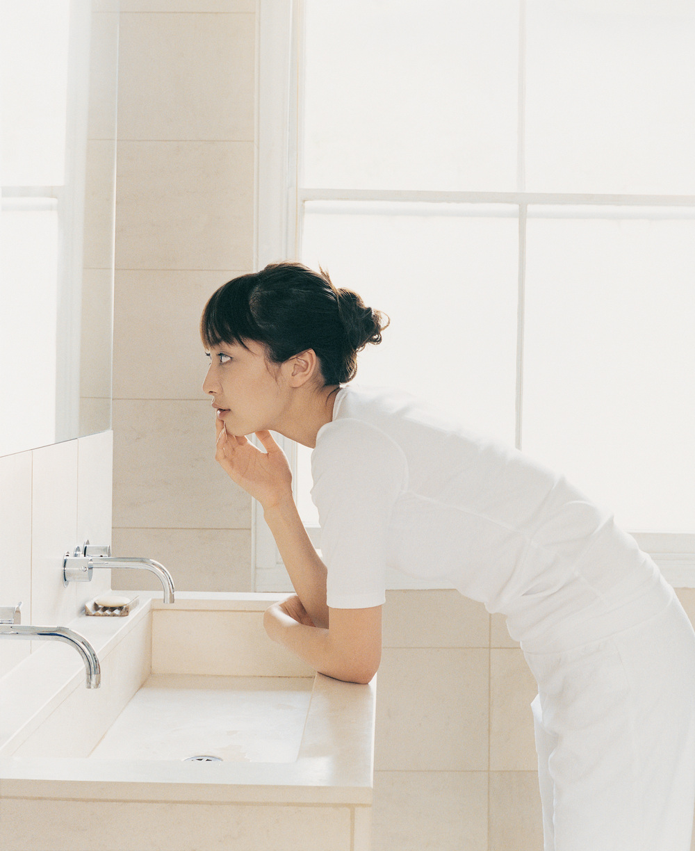 顔を気にする女性