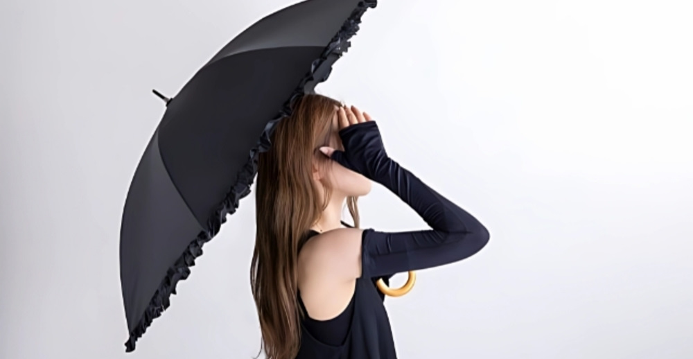 日傘でUV対策する女性