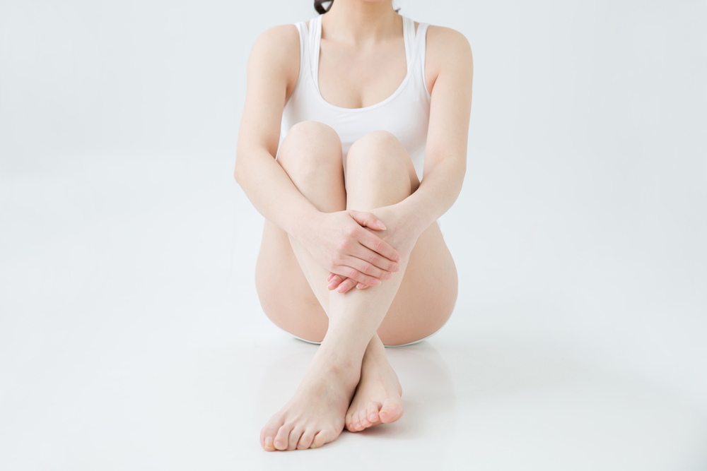 下着姿で座る女性