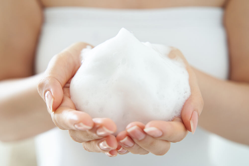 お風呂でボディーソープをもつ女性