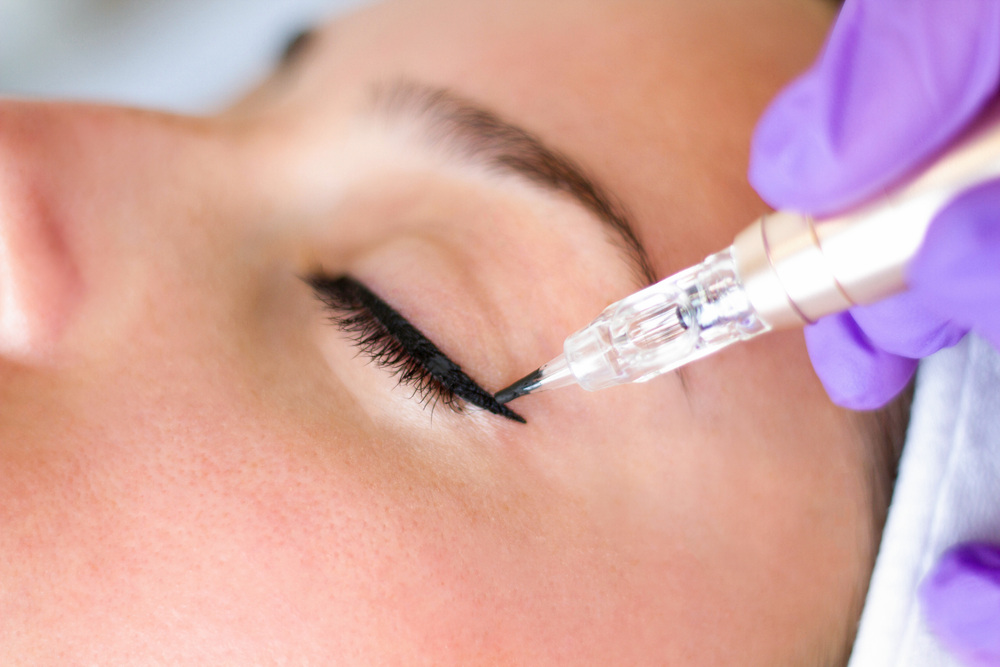 アートメイクアイライン施術中