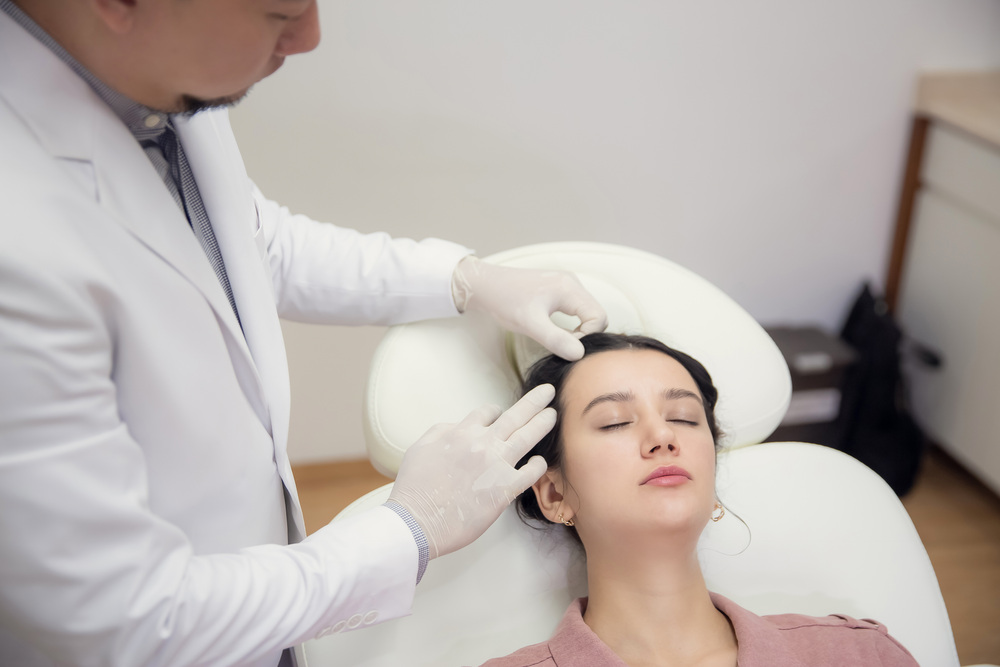 アートメイクヘアライン施術中