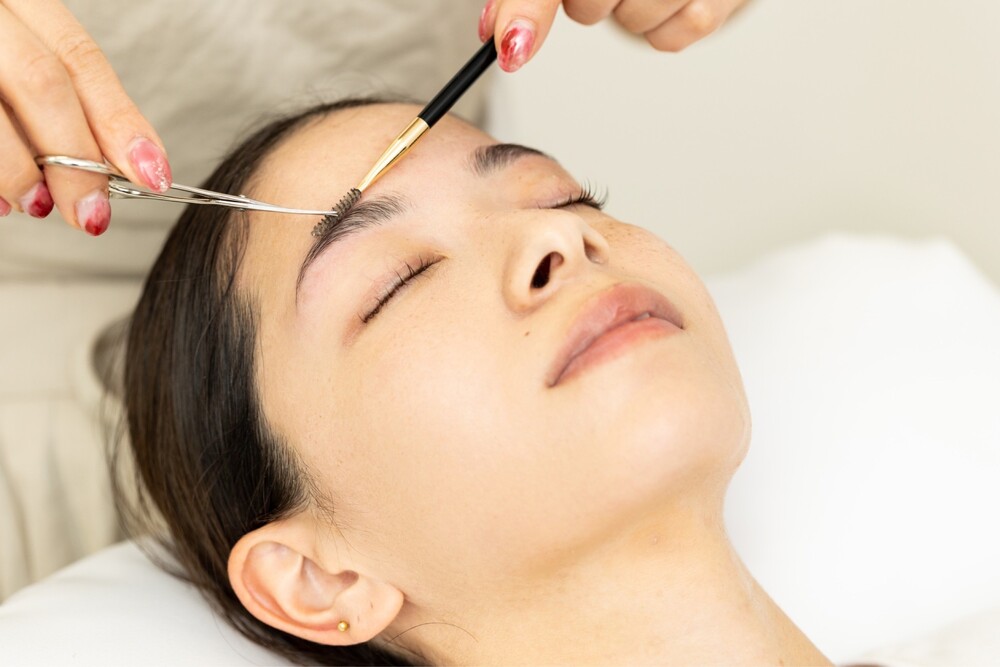 アートメイク眉施術中