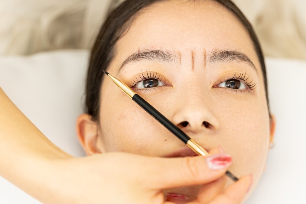 アートメイク眉施術中