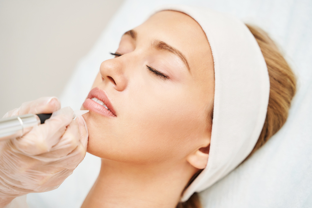 アートメイク（リップ）施術中