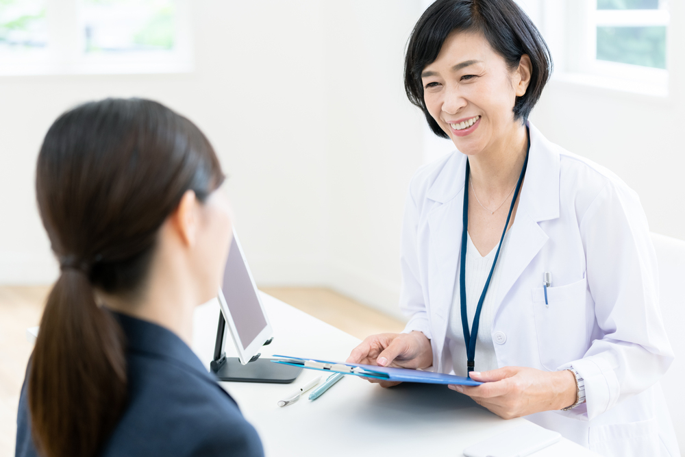 カウンセリング中の医師