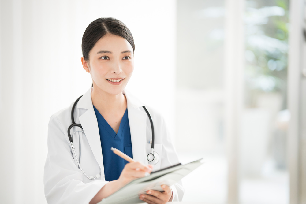 カウンセリング中の医者