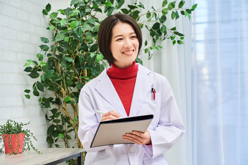 カウンセリング中の女性スタッフ