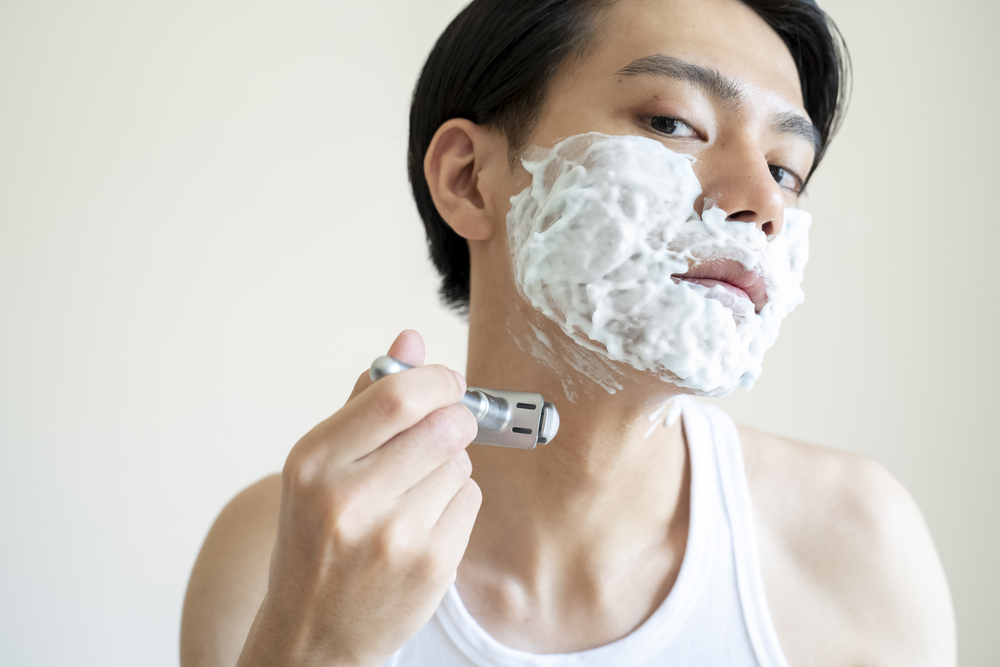 シェービング中の男性