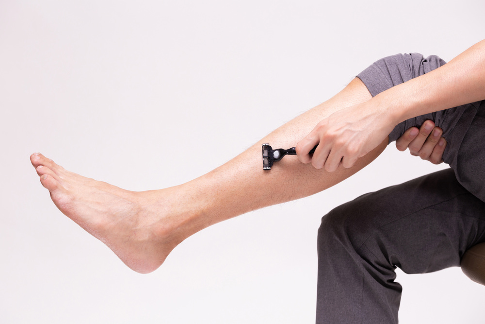 シェービング中の男性