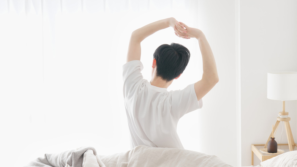 ストレッチする男性