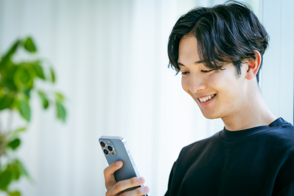 スマホを操作する男性