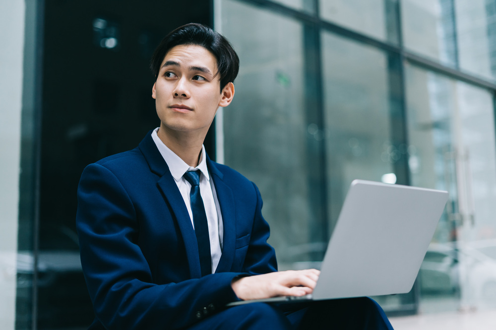 スーツ姿の男性